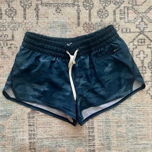 Vuori Clementine Short Indigo Camo